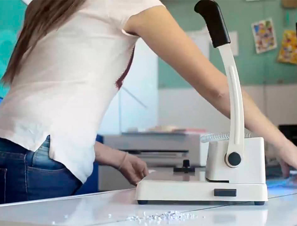 ENCUADERNADORA PARA ESPIRAL Q-CONNECT PERFORA 10 HOJAS TAMAÑO A4 ENCUADERNA HASTA 450 HOJAS PASO 5:1